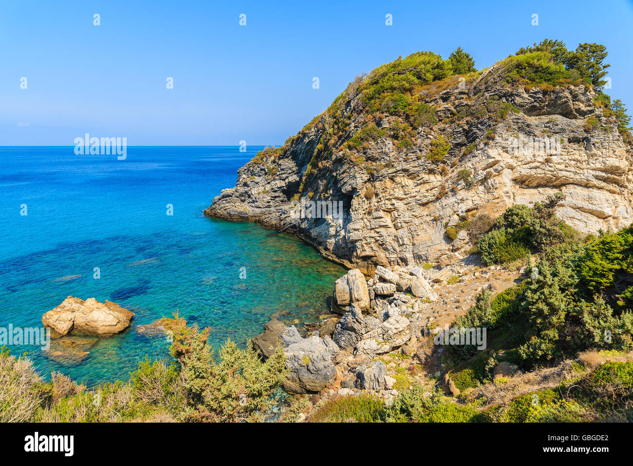 Baia Mare con acque cristalline sulla costa di Samos Island, Grecia Foto Stock
