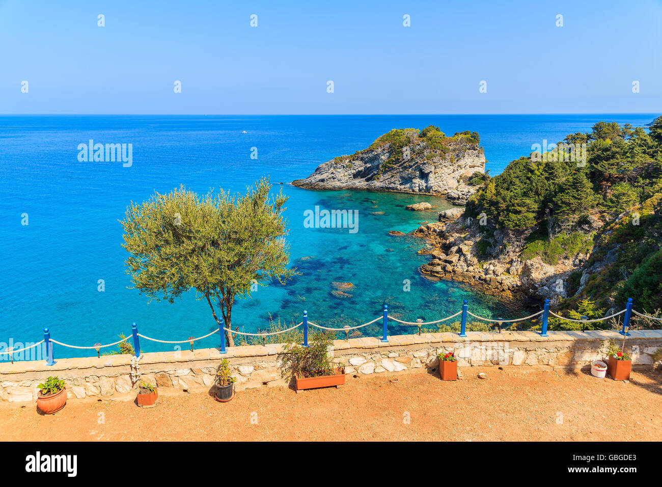 Vista del blu infinito mare sulla costa di Samos Island, Grecia Foto Stock