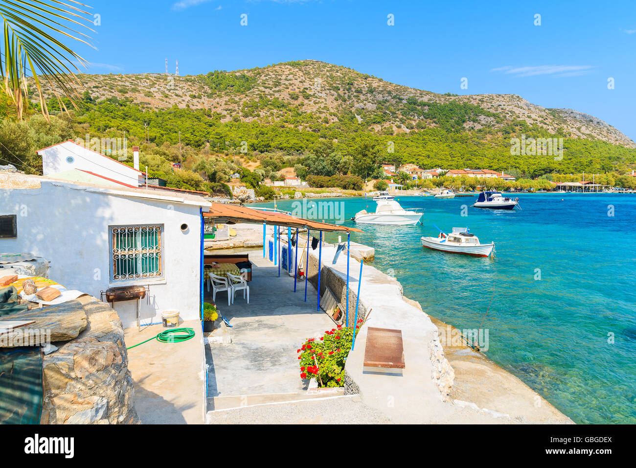 Villaggio di Pescatori edifici sulla bellissima costa di Isola di Samos a Posidonio bay, Grecia Foto Stock