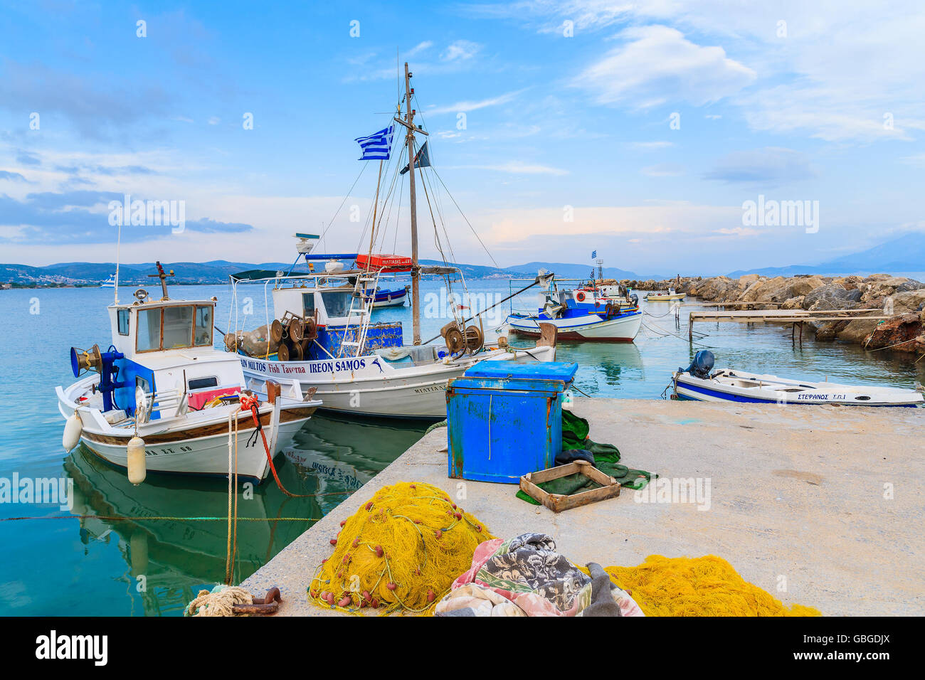 Isola di Samos, Grecia - Sep 21, 2015: reti da pesca e le imbarcazioni tradizionali nella porta sull isola di Samos. Isole greche sono molto popolari Foto Stock