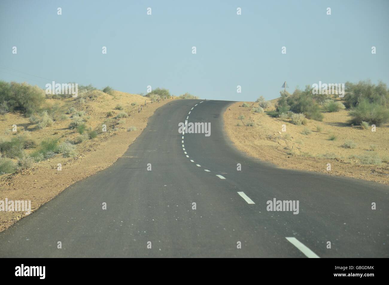 Collegamento autostradale tra le aree desertiche, vicino al confine Indo-Pak, Rajasthan, India Foto Stock