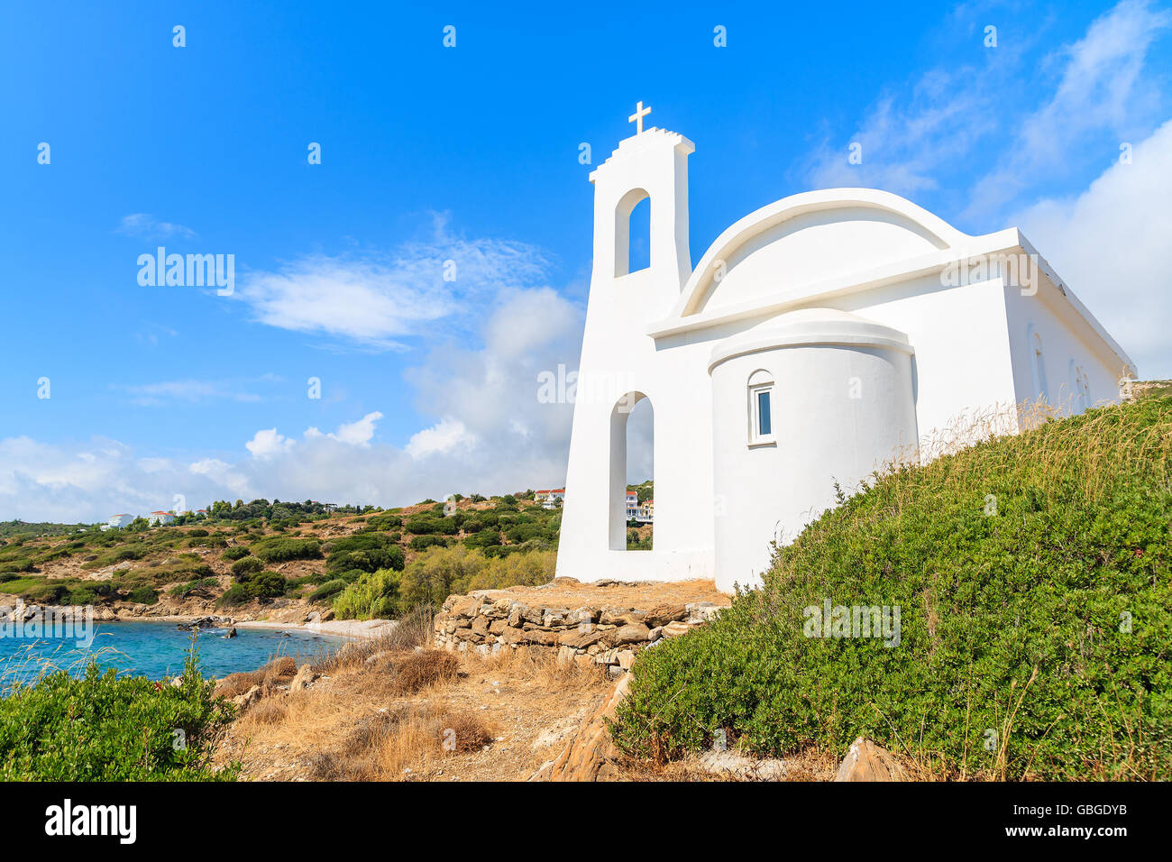 Greco bianco chiesa sulla costa di Samos Island, Grecia Foto Stock