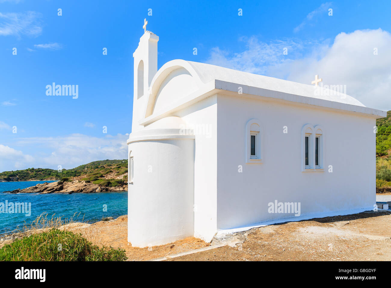 Greco bianco chiesa sulla costa di Samos Island, Grecia Foto Stock