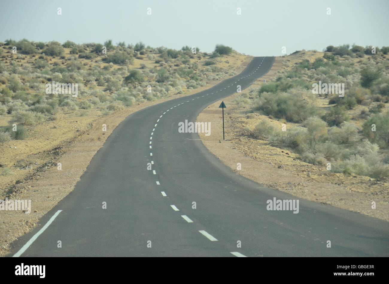 Collegamento autostradale tra le aree desertiche, vicino al confine Indo-Pak, Rajasthan, India Foto Stock