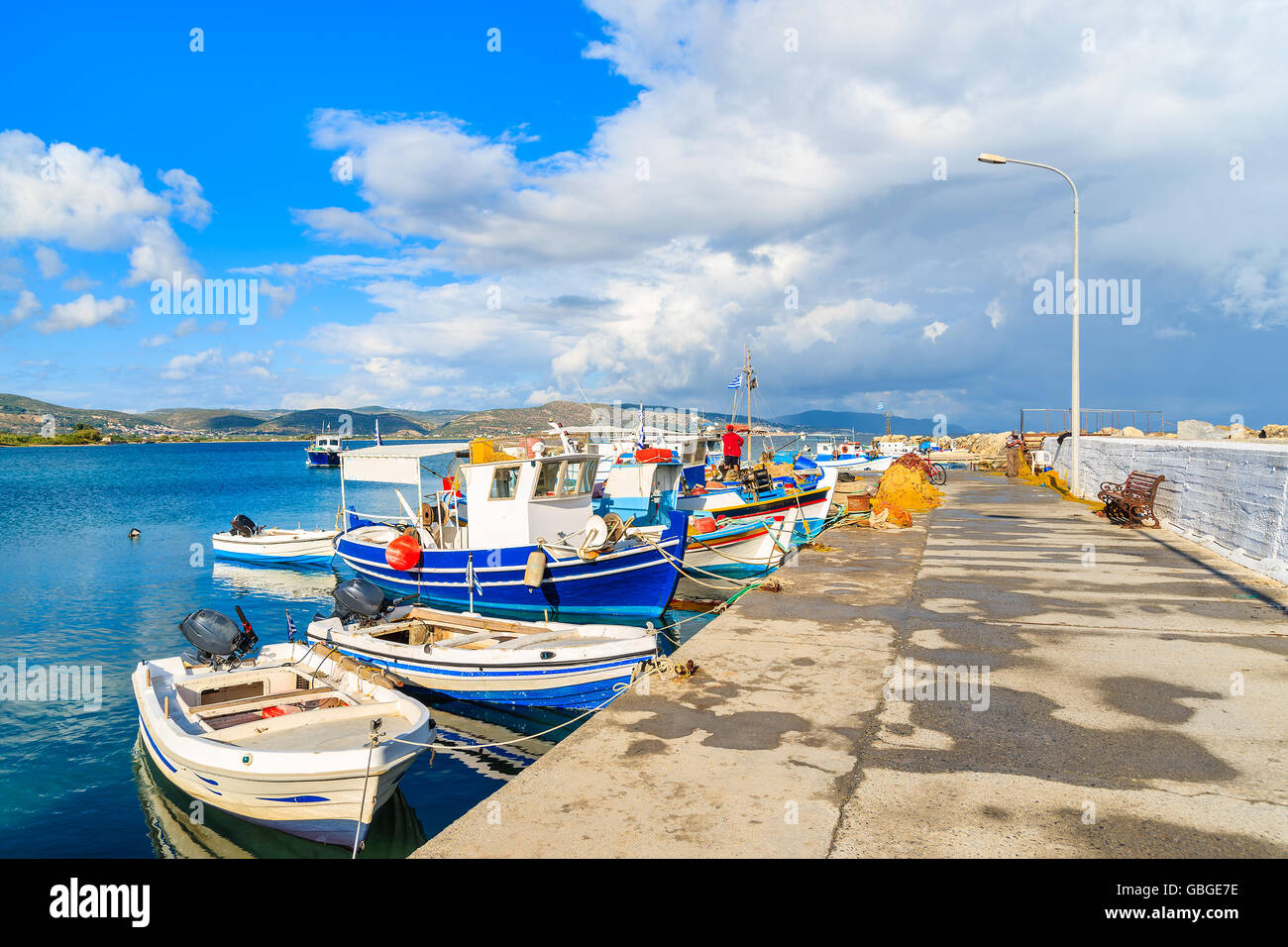 Coloratissime barche di pescatori di ancoraggio nel porto di Samos Island, Grecia Foto Stock