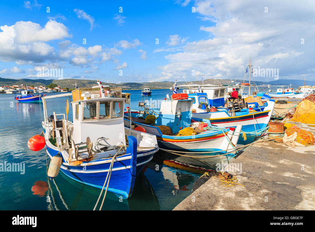 Greco colorate barche da pesca posto barca nel porto di Samos Island, Grecia Foto Stock