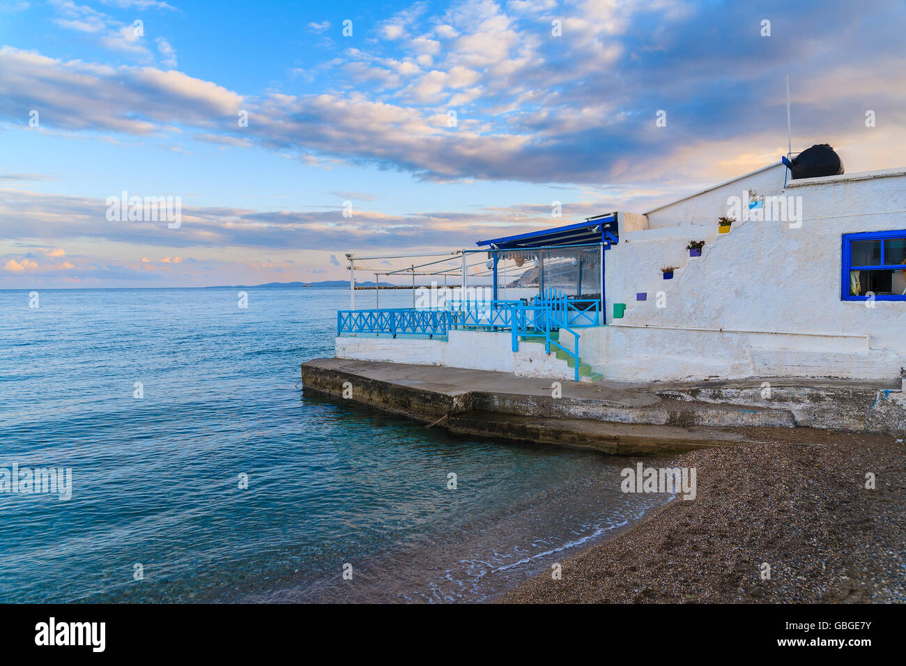 Ristorante greco sulla spiaggia al tramonto, Samos Island, Grecia Foto Stock