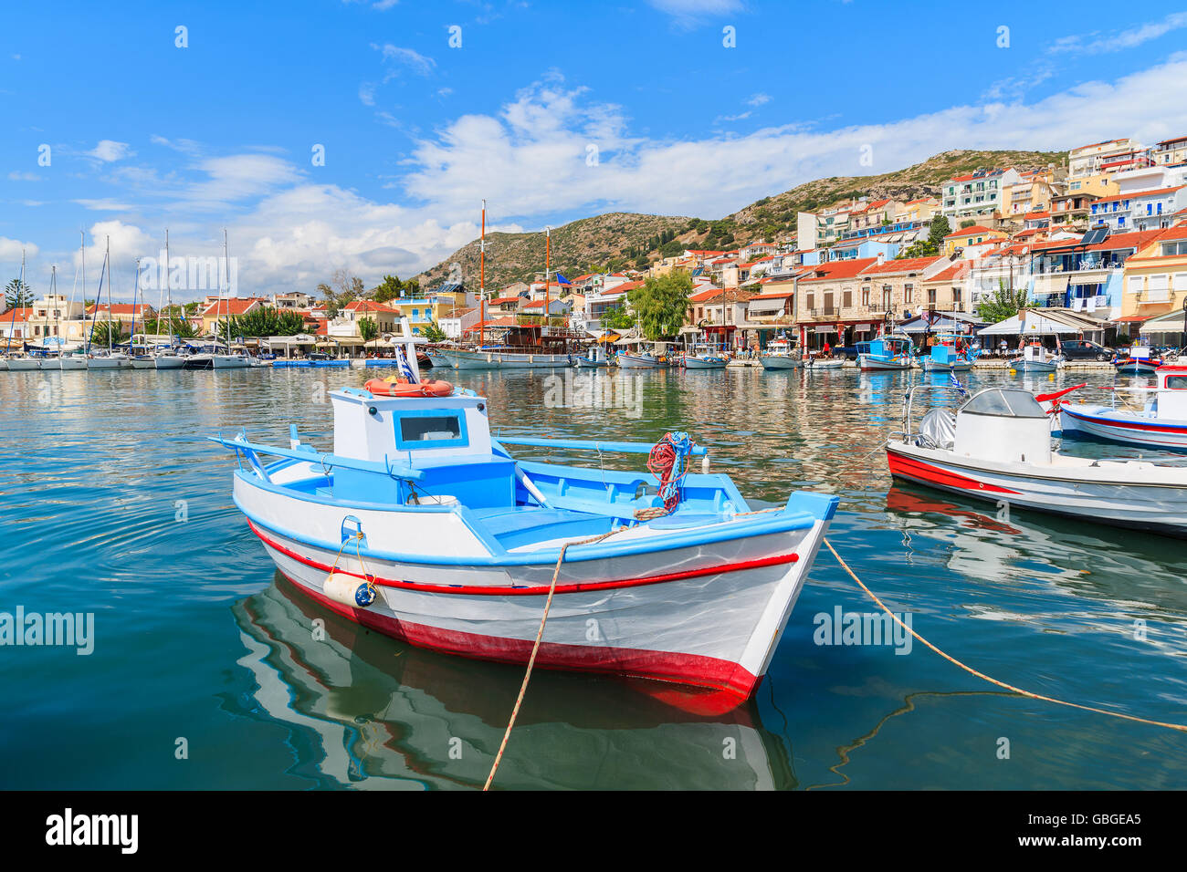 Tradizionale greco colorate barche da pesca in Pythagorion porta, Samos Island, Grecia Foto Stock