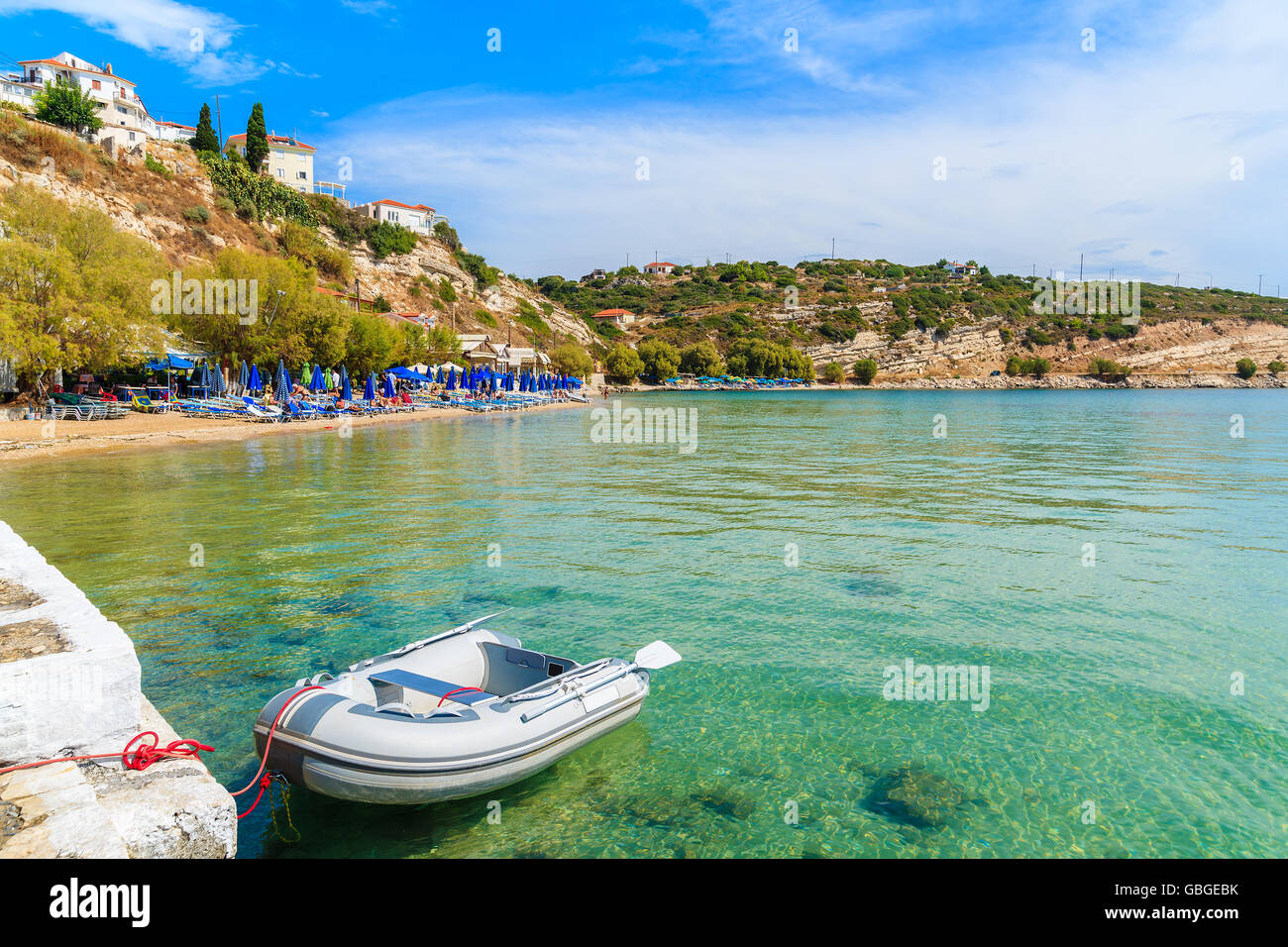 Gommone sul mare turchese acqua a Pythagorion beach, Samos Island, Grecia Foto Stock