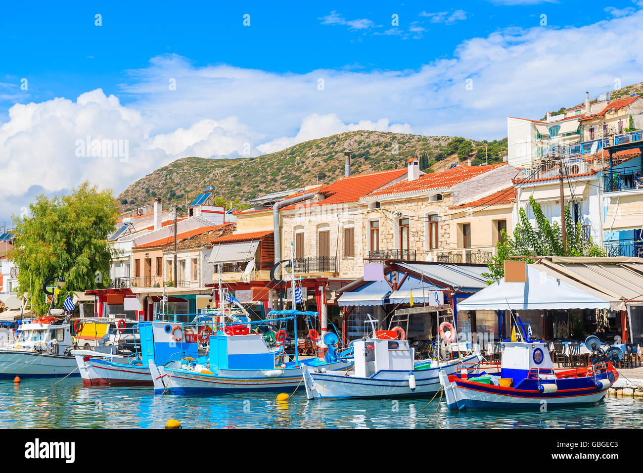 Case colorate in Pythagorion porto pieno di barche da pesca, Samos Island, Grecia Foto Stock