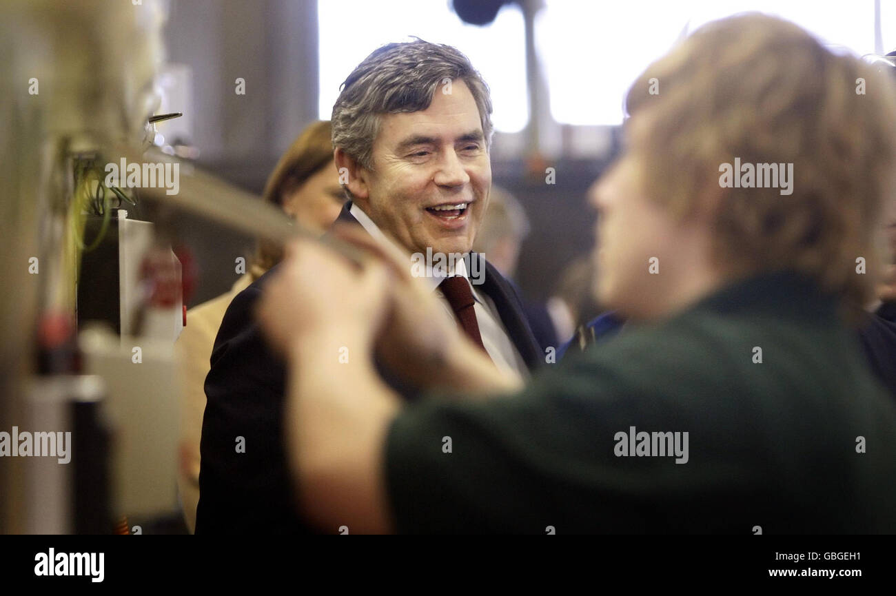 Il primo Ministro Gordon Brown con la moglie Sarah Brown (per lo più oscurata) durante un tour delle strutture presso la fabbrica Michelin di Dundee, prima del suo discorso alla conferenza del Partito laburista scozzese. Foto Stock