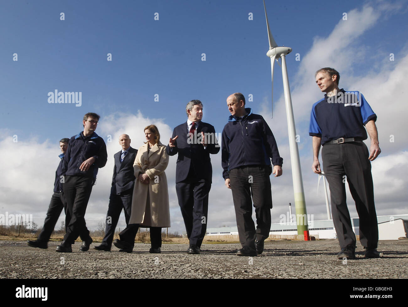 Il primo ministro Gordon Brown con la moglie Sarah Brown durante un tour delle strutture presso la fabbrica Michelin di Dundee, prima del suo discorso alla conferenza del Partito laburista scozzese. Foto Stock