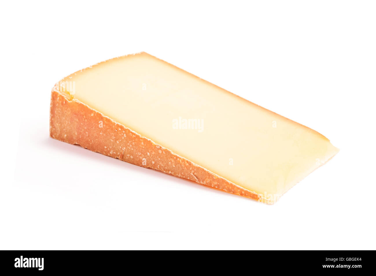 Forte sapore di fetta di formaggio isolato Foto Stock