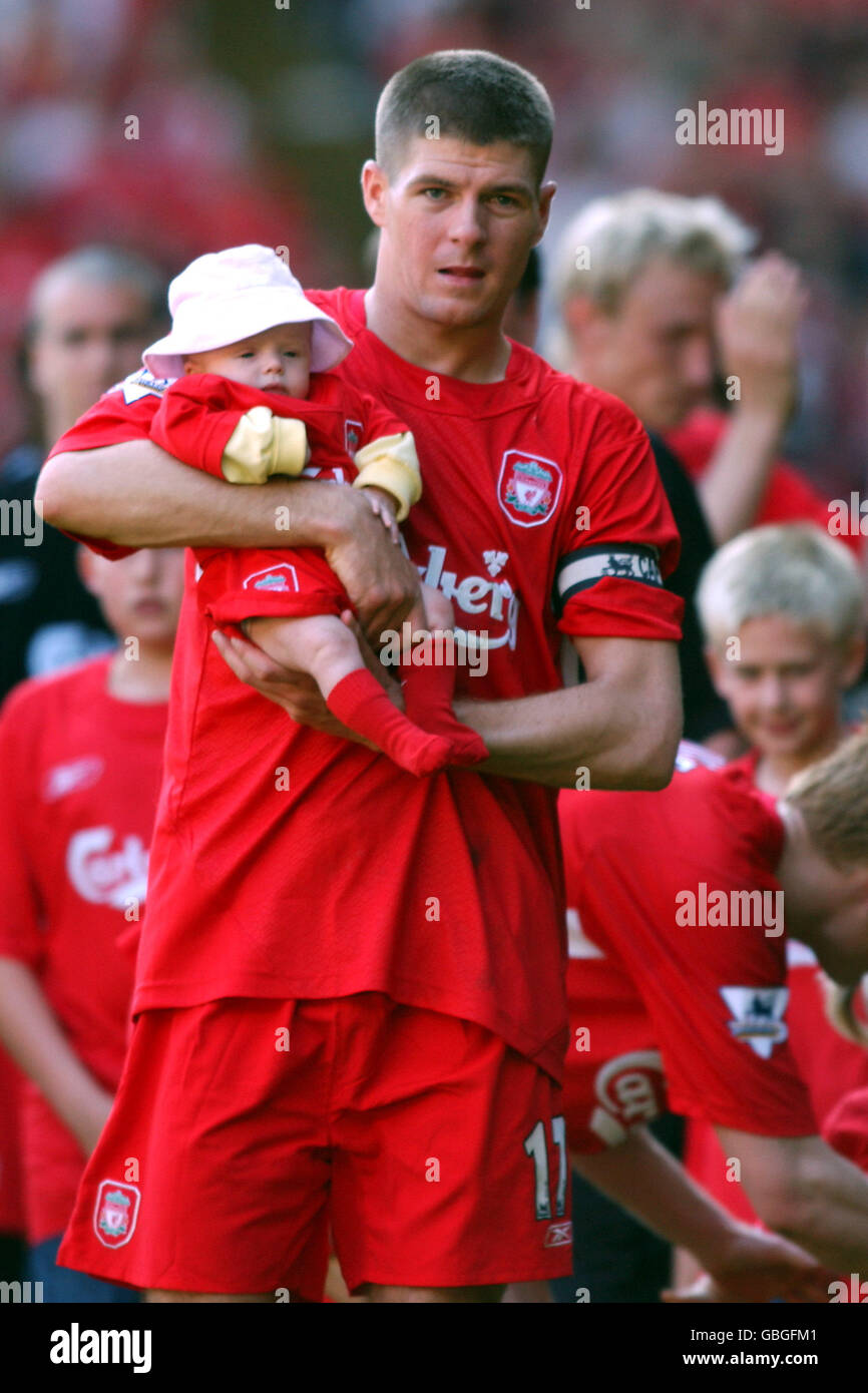 Calcio - fa Barclaycard Premiership - Liverpool v Newcastle United. Steven Gerrard di Liverpool con la sua nuova figlia Lilli Foto Stock