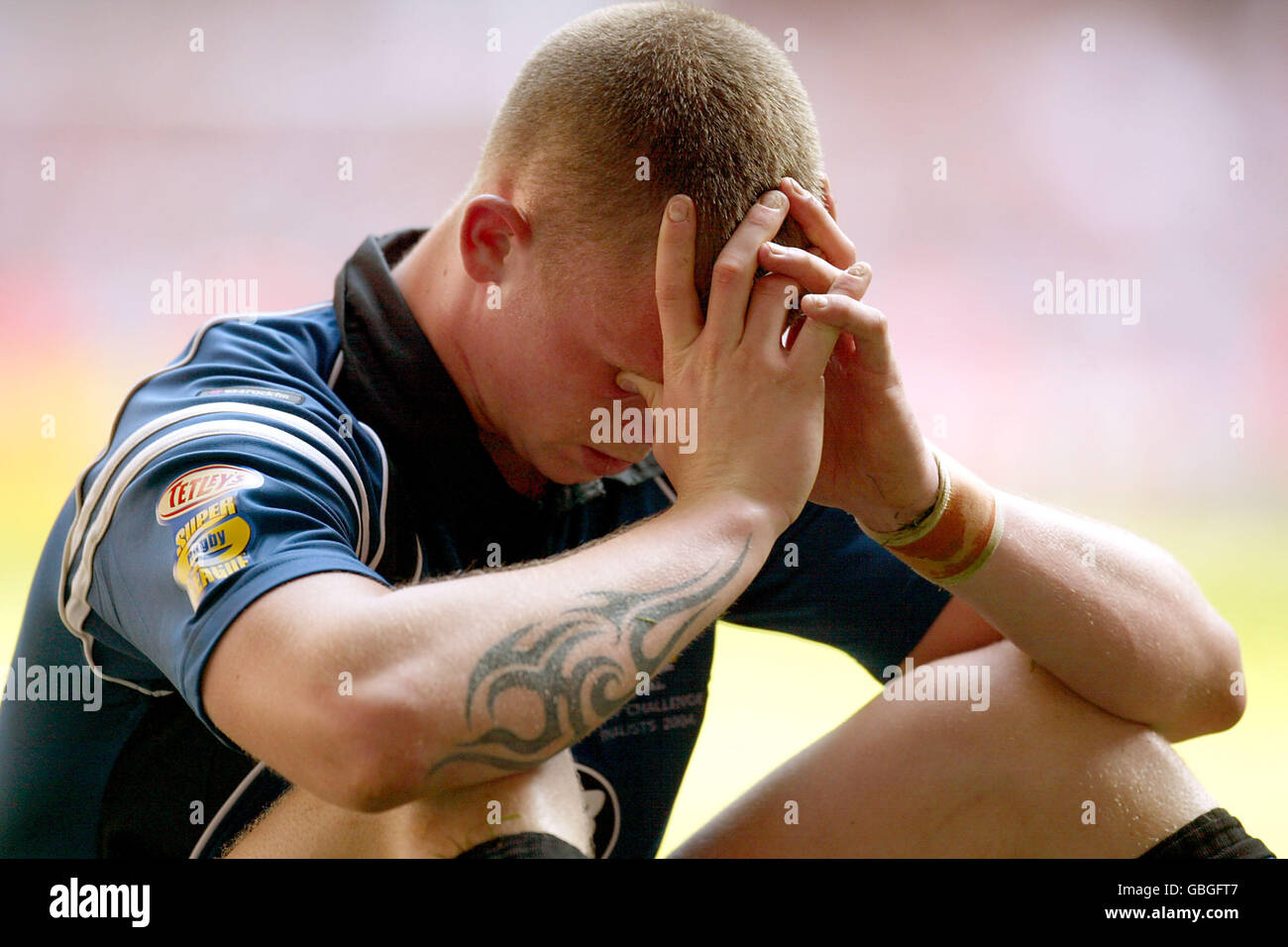 Alla fine un Kevin Brown of Wigan Warriors è stato espulso del gioco dopo la sconfitta del 32-16 Foto Stock