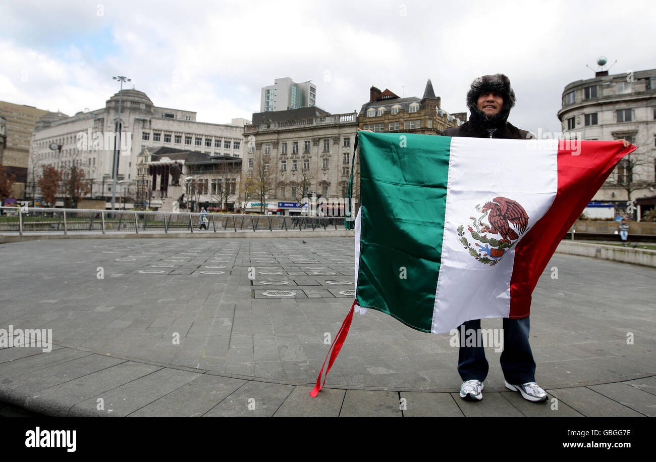 Il boxer messicano Marco Antonio Barrera (centro) arriva al Manchester City Center per una conferenza stampa al Barburrito Mexican Grill, Manchester. Foto Stock