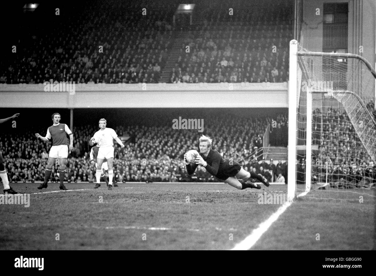 Calcio - Coppa InterCities Fiere - finale seconda tappa - Arsenal v Anderlecht. Il portiere di Anderlecht Jean Trappeniers (r) si tuffa per salvare, guardato da John Radford (l) dell'Arsenal Foto Stock