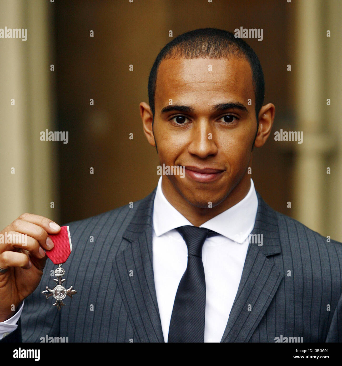 Il campione del mondo di Formula uno Lewis Hamilton con l'MBE ha ricevuto dalla regina britannica Elizabeth II a Buckingham Palace, Londra. Foto Stock