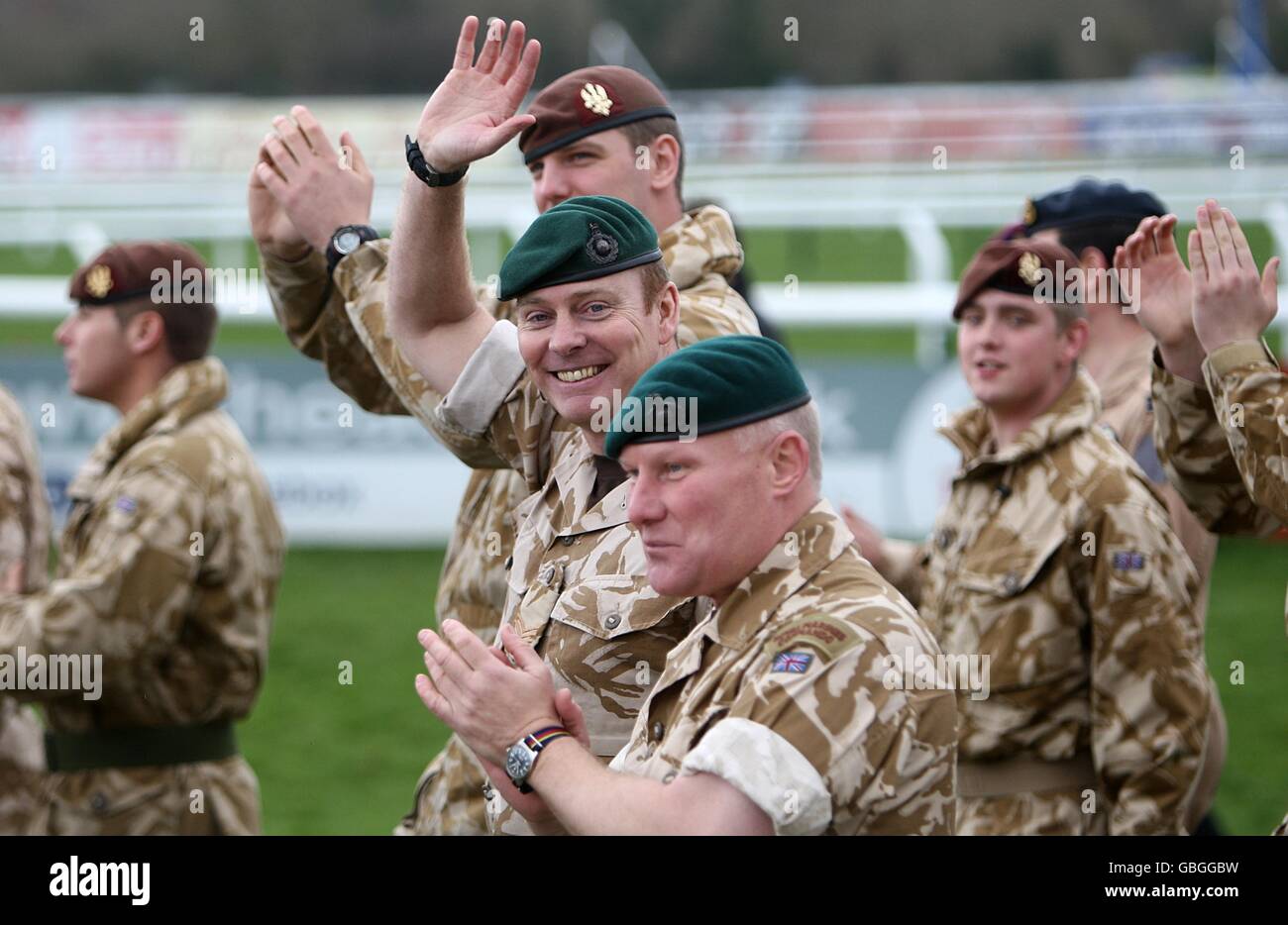 35 persone dell'esercito, dei Marines e della Royal Air Force aprono ufficialmente il Festival. La prima gara sarà trasmessa in televisione alle truppe britanniche che servono in Iraq e Afghanistan. Foto Stock