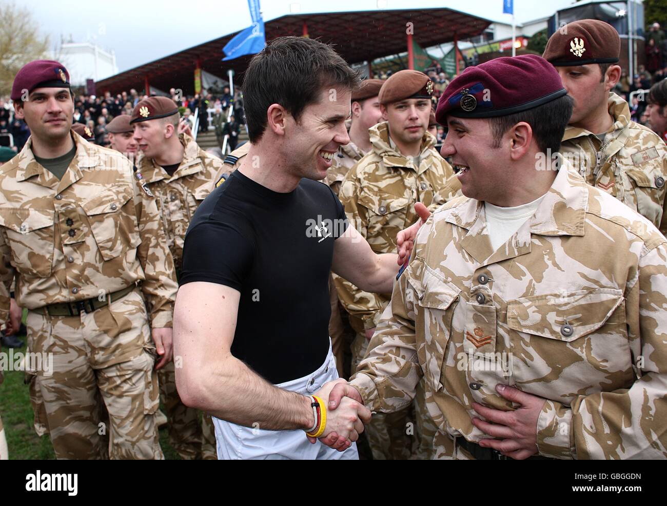 Jockey Timmy Murphy incontra il personale dell'esercito, dei marines e della Royal Air Force al Festival. La prima gara sarà trasmessa alle truppe britanniche in servizio in Iraq e in Afghanistan. Foto Stock