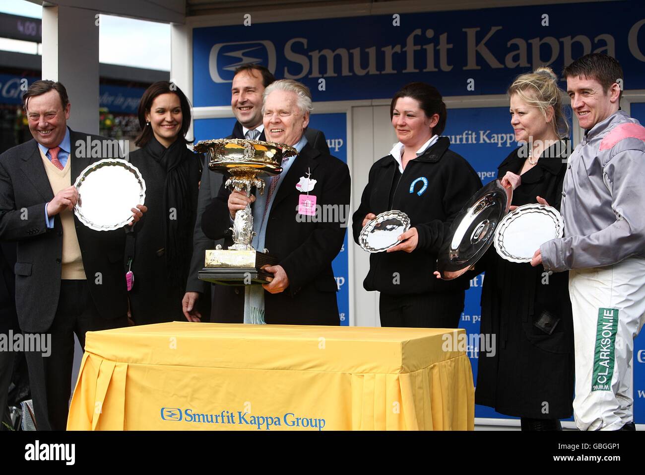 Il proprietario Raymond Tooth (al centro), con il Trainer Nicky Henderson (a sinistra) e Jockey Barry Geraghty (a destra), dopo aver vinto il Trofeo Smurfit Kappa Champion Hurdle Challenge con Punjabi. Foto Stock