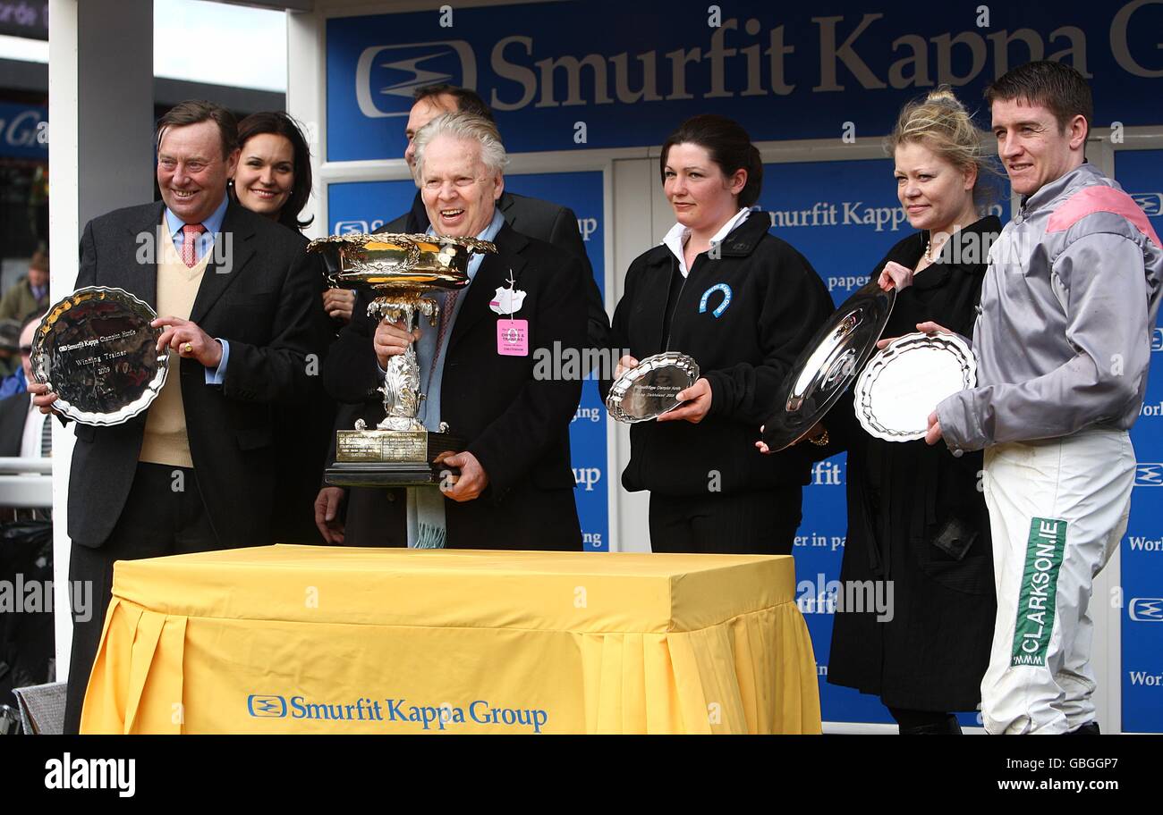 Il proprietario Raymond Tooth (al centro), con il Trainer Nicky Henderson (a sinistra) e Jockey Barry Geraghty (a destra), dopo aver vinto il Trofeo Smurfit Kappa Champion Hurdle Challenge con Punjabi. Foto Stock