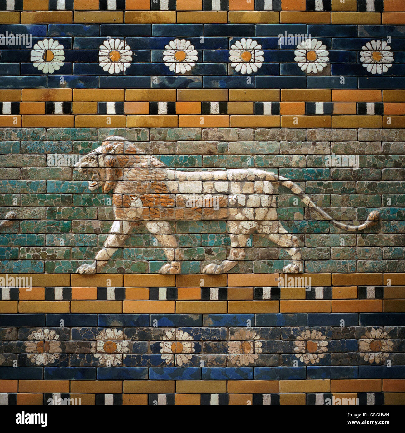 Berlino. Germania. Pergamon Museum. I Lions realizzato in mattoni smaltati linea il modo processionale di antica Babilonia. Foto Stock