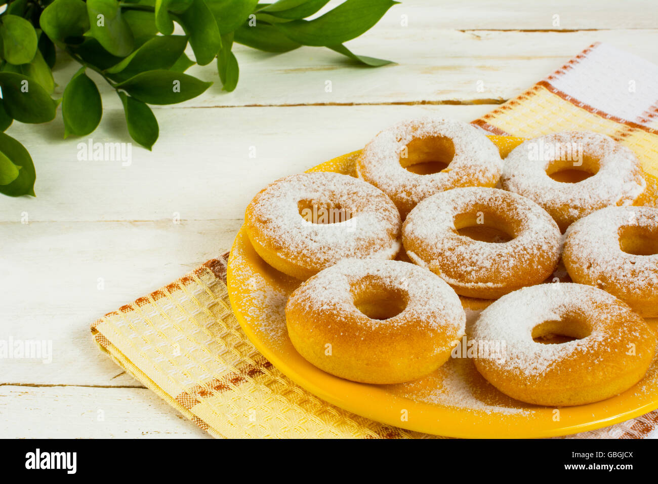 Hanukkah ciambelle sulla piastra di colore giallo. Dolce con. Pasta dolce.  Le ciambelle. Le ciambelle. Hanukkah bomboloni Foto stock - Alamy