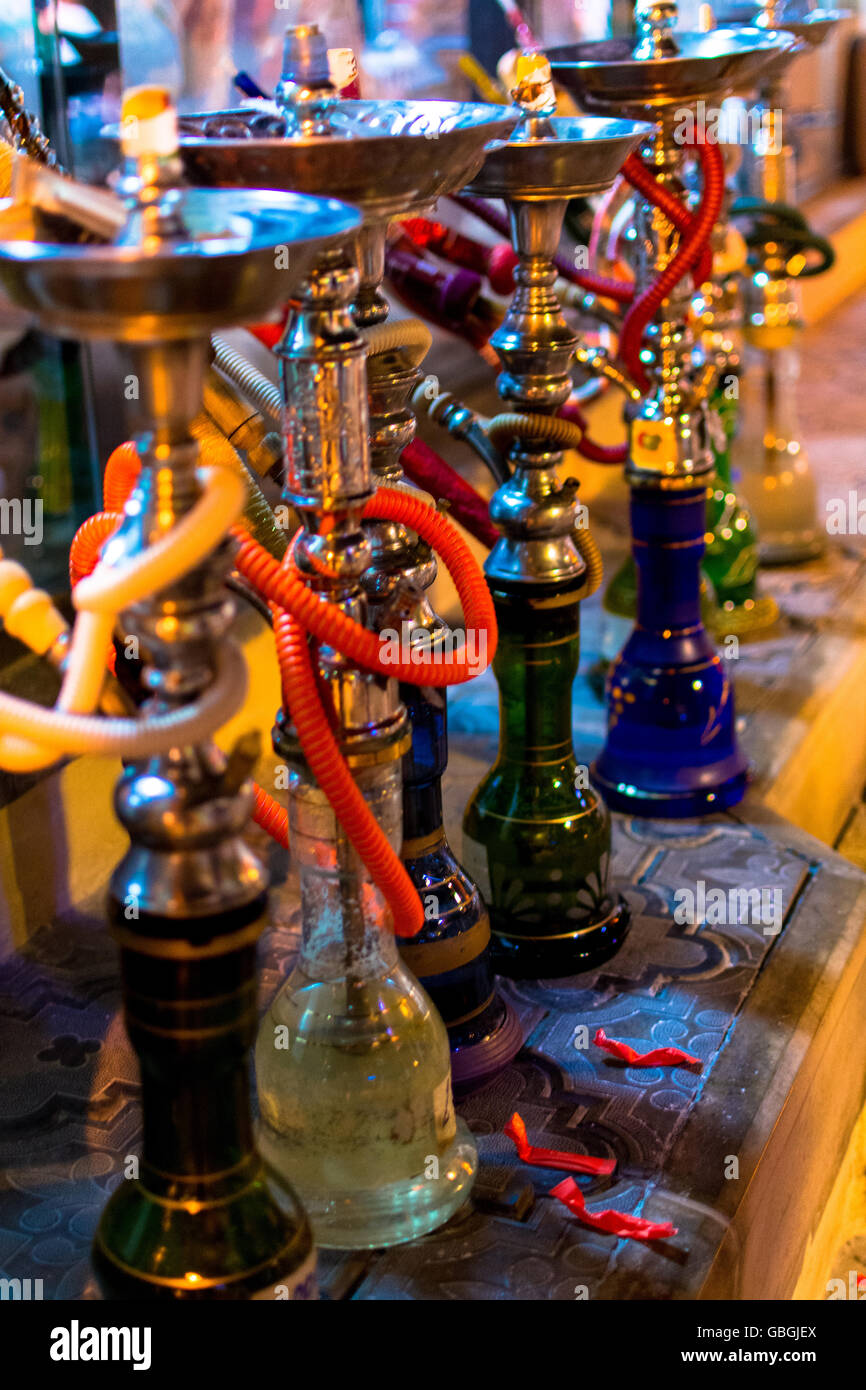 Vista laterale di colorati arabo tradizionale Hookahs sul display Foto Stock