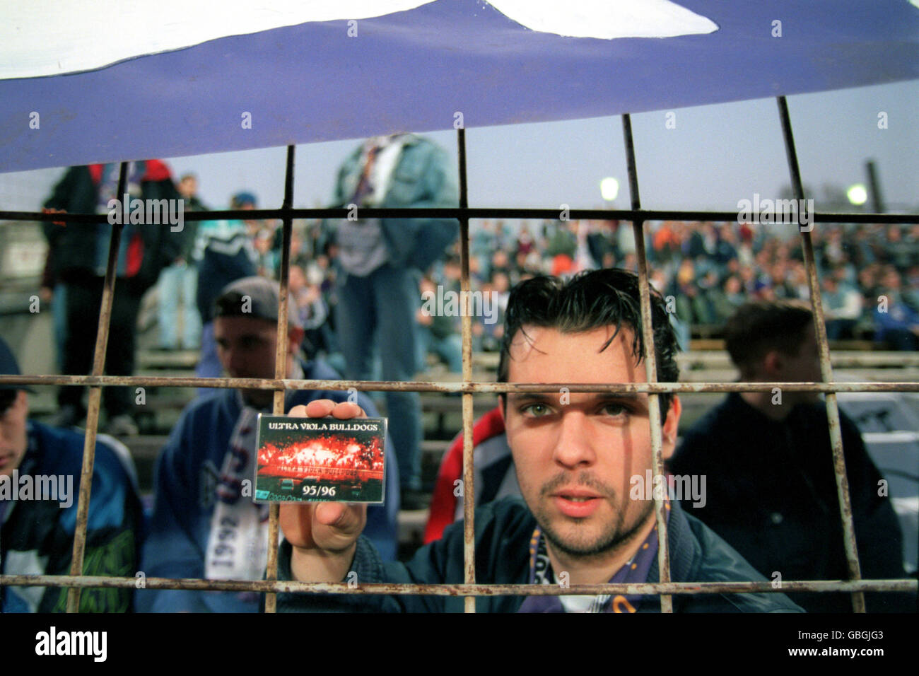 Un fan di Ujpesti TE mostra con orgoglio la sua Ultra Viola Tessera d'iscrizione Bulldogs Foto Stock