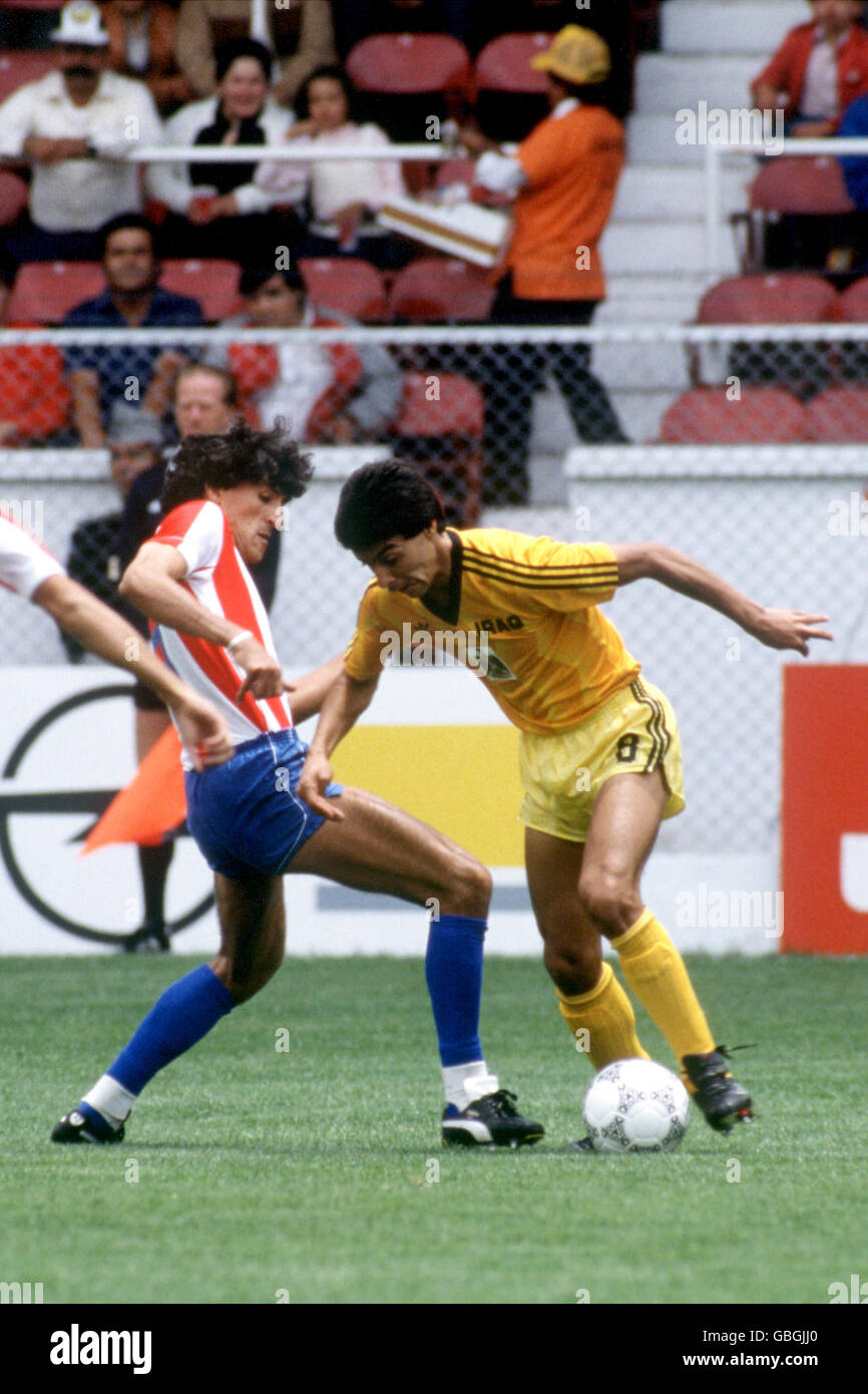 Ahmed Radhi dell'Iraq (r) affronta Cesar Zavala del Paraguay (l) Foto Stock