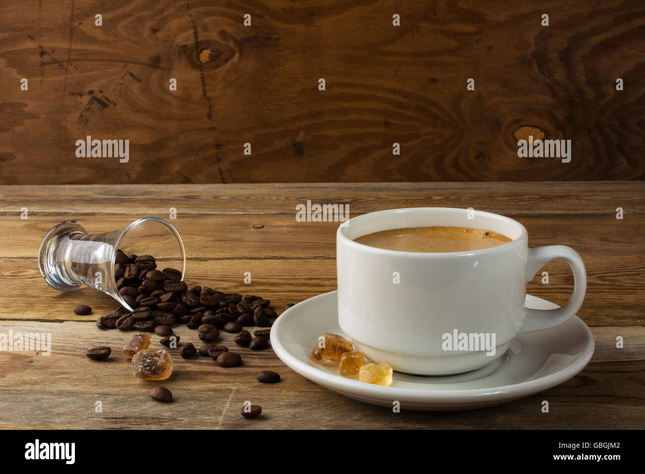 Caffè del mattino concetto su sfondo rustico. Tazza di caffè. Tazza da caffè. Il caffè del mattino. Pausa caffè. Il caffè forte. Tazza di caffè. Foto Stock