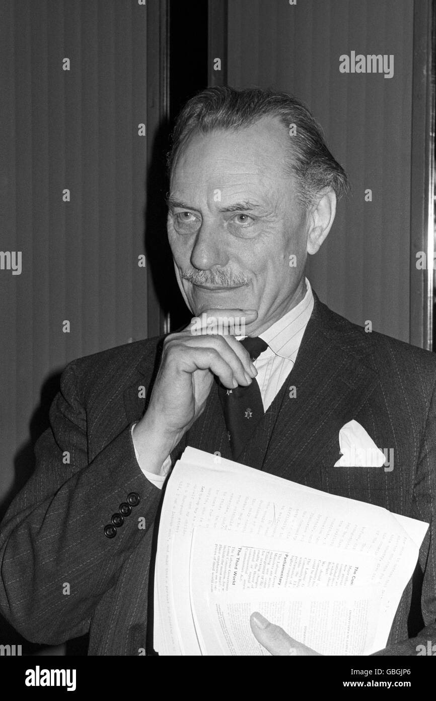 Archive-PA187900-188 Enoch Powell, ex ministro del governo della Toria e candidato unionista dell'Ulster, oggi a Birmingham, quando ha fornito la sua guida di routine all'elettorato britannico su come votare giovedì prossimo. Foto Stock