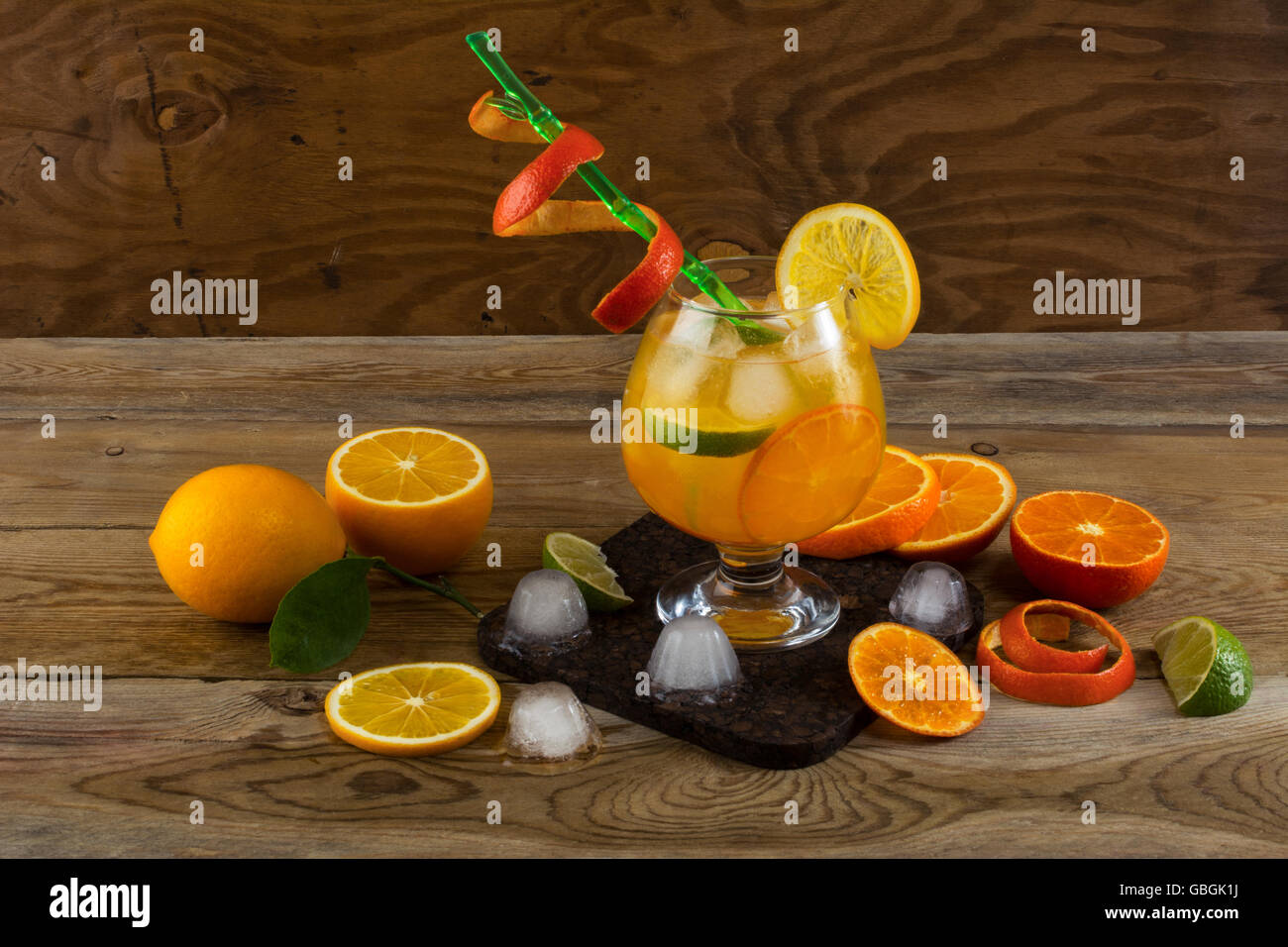 Tropical cocktail di frutta su un tavolo di legno. Cocktail di frutta. Bevanda a base di frutta. Bevanda estiva. Limonata di agrumi. Fruit Lemonade. Foto Stock