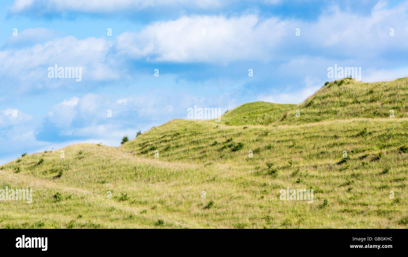 Bastioni di Iron Age Fort sulla collina Battlesbury, Wiltshire. Antica costruzione difensiva su una collina sul bordo della Piana di Salisbury Foto Stock