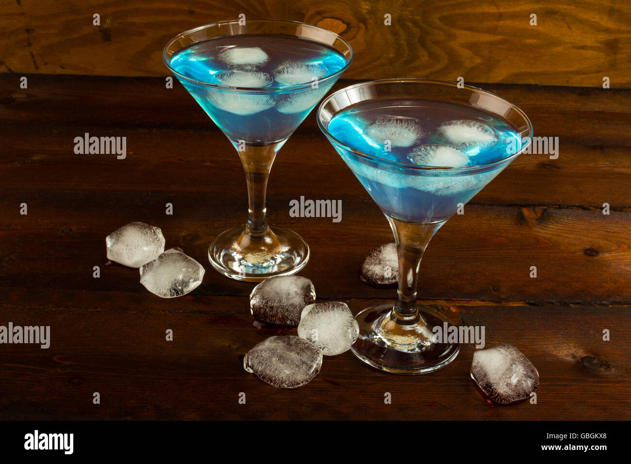 Blue Lagoon cocktail servito nella coppetta Martini. Blue margarita. Blue Lagoon. Cocktail di blu. Il Blue Martini. La Blue Hawaiian cocktail. Foto Stock