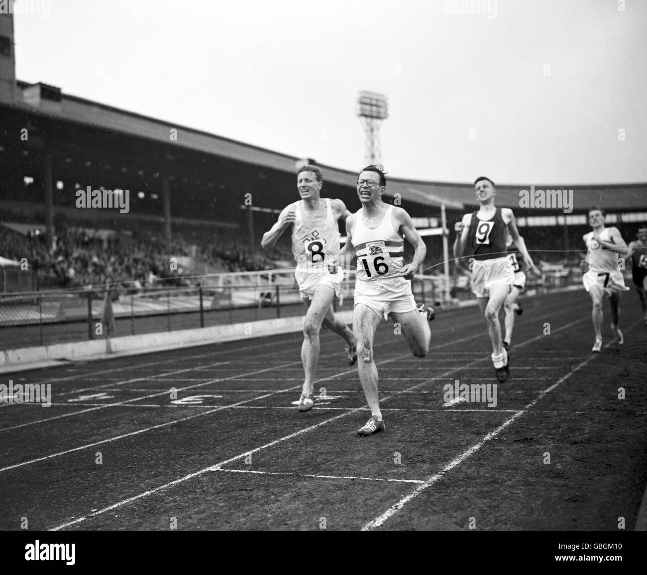 Atletica - Giochi britannici - Città Bianca. Chris Brasher (No.16), un'entrata dell'ultimo minuto nell'evento internazionale del miglio, vincendo davanti al DRT Macmillan dell'Australia. Foto Stock