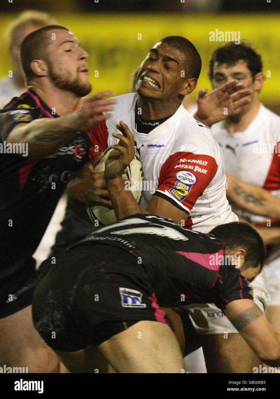 La Leon Pryce di St Helens viene affrontata da Adam Sidlow (a sinistra) e Robbie Paul di Salford durante la partita Engage Super League a Knowsley Road, St Helens. Foto Stock