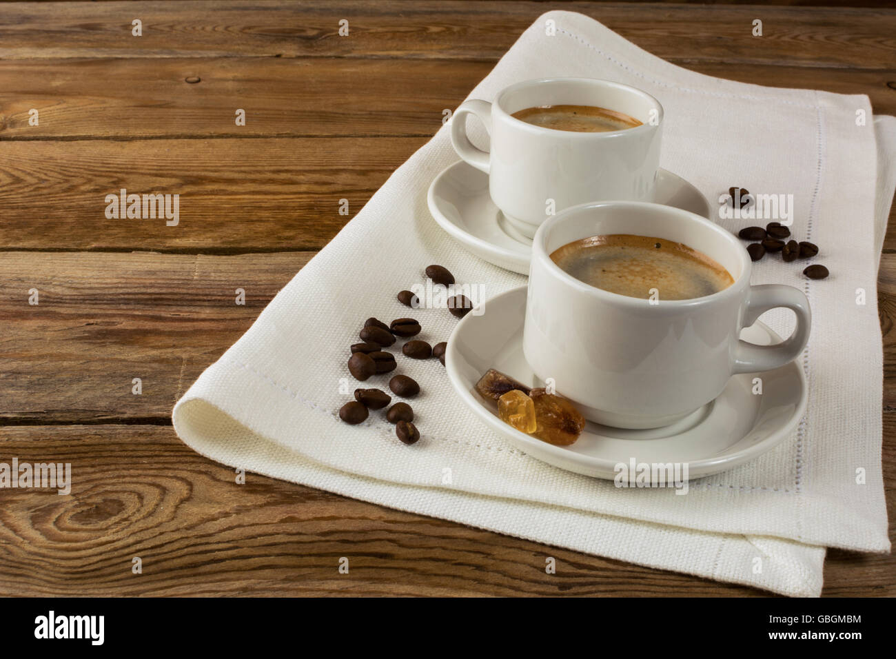 Tazze da caffè sul tovagliolo di lino. Il caffè del mattino. Tazza di caffè. Pausa caffè. Tazza di caffè. Foto Stock