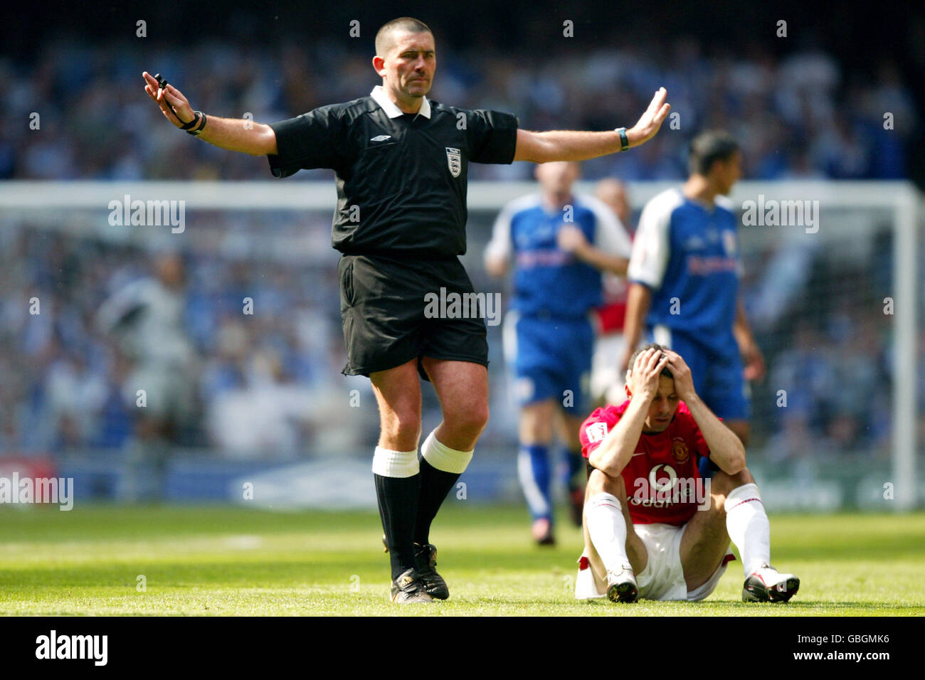 Calcio - AXA fa Cup - finale - Manchester United v Millwall. L'arbitro Jeff Winter nella sua ultima partita Foto Stock