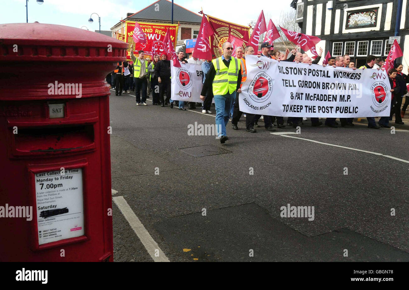 L'Unione dei lavoratori della comunicazione ha indetto una dimostrazione nella circoscrizione del ministro delle poste, Pat McFadden, contro la privatizzazione di Royal Mail, Bilston, Wolverhampton. Foto Stock