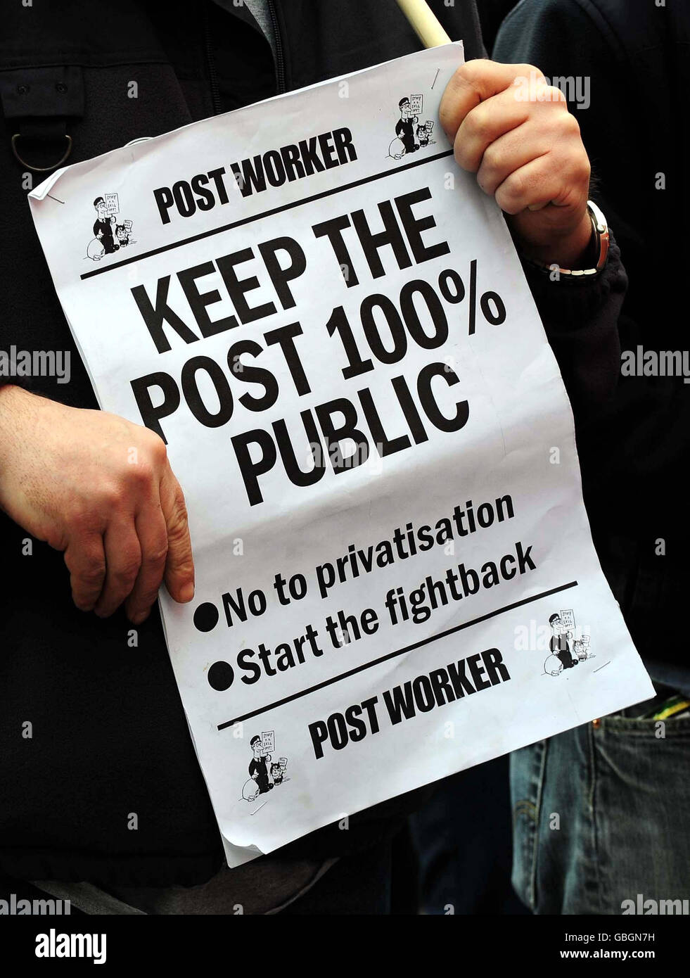 L'Unione dei lavoratori della comunicazione ha indetto una dimostrazione nella circoscrizione del ministro delle poste, Pat McFadden, contro la privatizzazione di Royal Mail, Bilston, Wolverhampton. Foto Stock