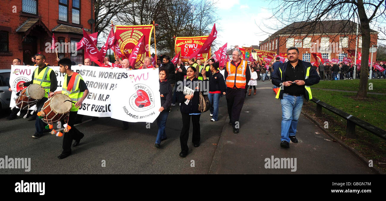 L'Unione dei lavoratori della comunicazione ha indetto una dimostrazione nella circoscrizione del ministro delle poste, Pat McFadden, contro la privatizzazione di Royal Mail, Bilston, Wolverhampton. Foto Stock