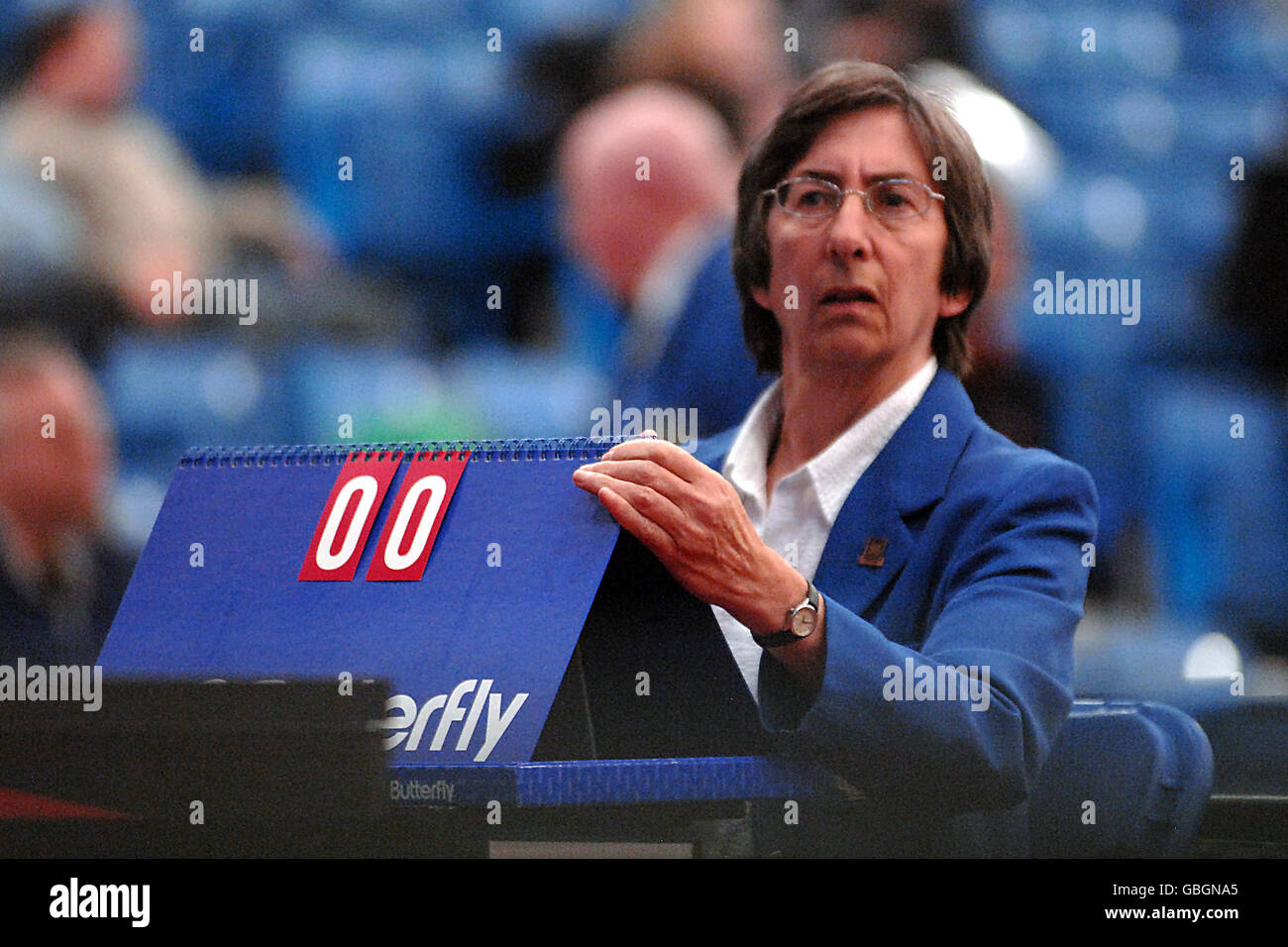 Ping-pong - Campionato Nazionale Inglese - Ponds Forge International Sports Centre - Sheffield. Un Recheree guarda in alto dalla sua posizione prima dell'inizio di una partita ai campionati nazionali di tennis da tavolo inglesi a Sheffield Foto Stock