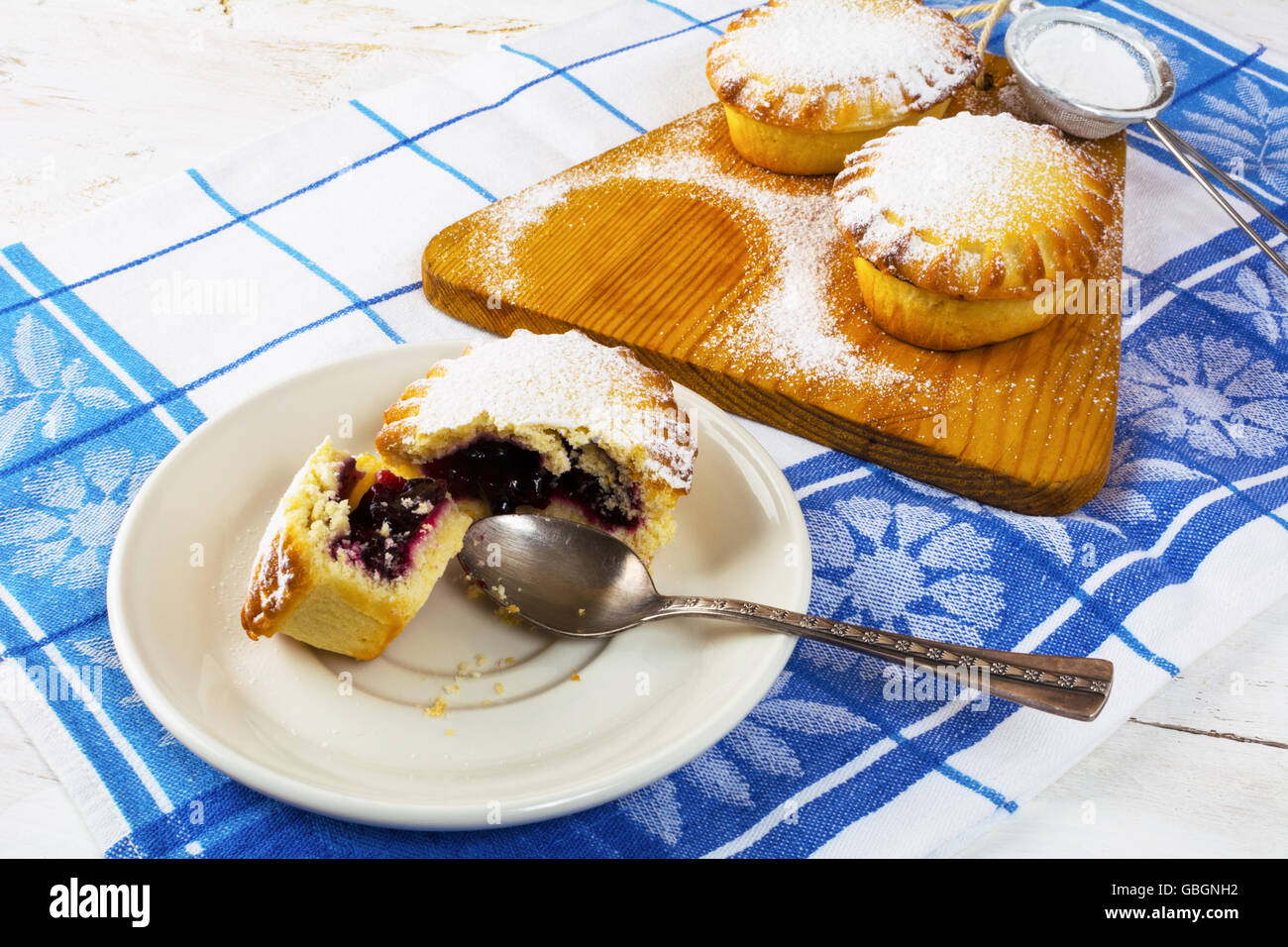 Torta dolce sul tagliere. Torta di inceppamento. Piccola torta. Torta. Dolce con . Pasta dolce. Foto Stock