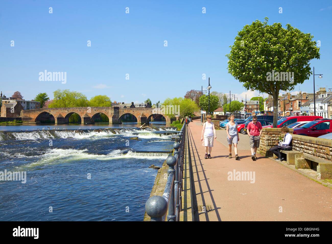 I turisti a piedi lungo il fiume embankment. Fiume Nith, sabbie bianche, Dumfries Dumfries & Galloway, Scotland, Regno Unito. Foto Stock