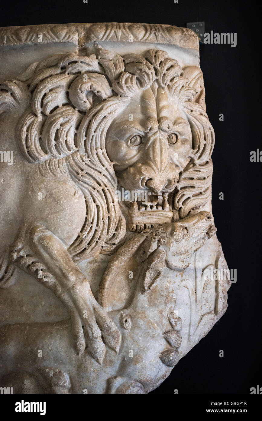 Roma. L'Italia. Frammento di un sarcofago con leone e antilope (270-280 AD), Musei Capitolini. Sarcofago una vas Foto Stock