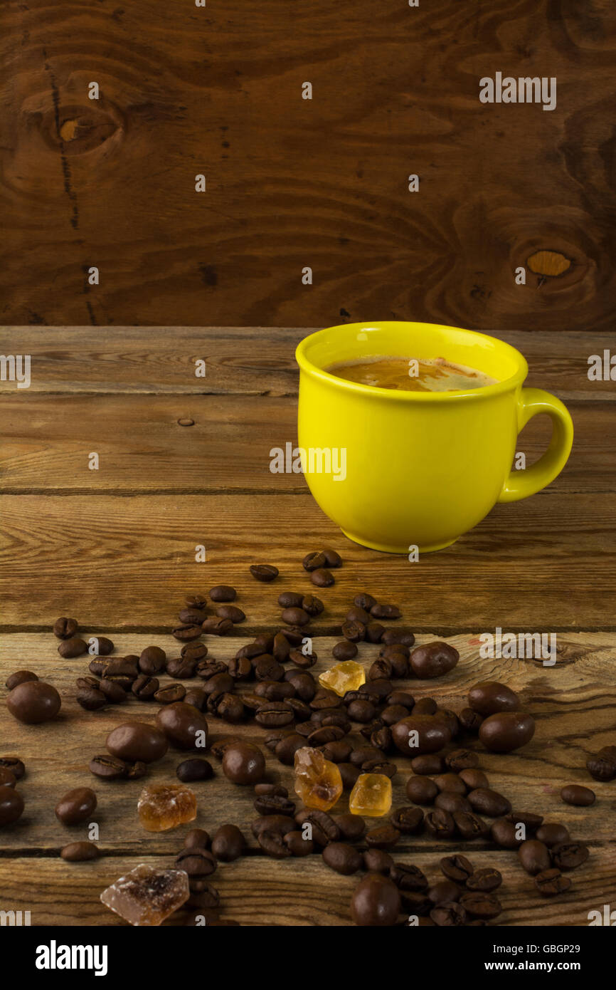 Giallo la tazza di caffè forte e lo zucchero di canna. Tazza di caffè. Il caffè del mattino. Caffè forte Foto Stock