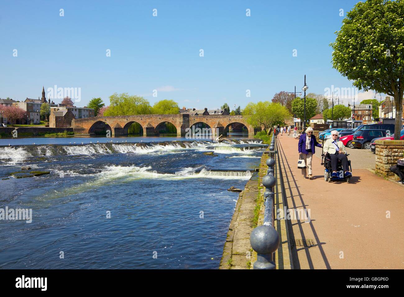 La gente sul fiume embankment. Fiume Nith, sabbie bianche, Dumfries Dumfries & Galloway, Scotland, Regno Unito, Europa. Foto Stock