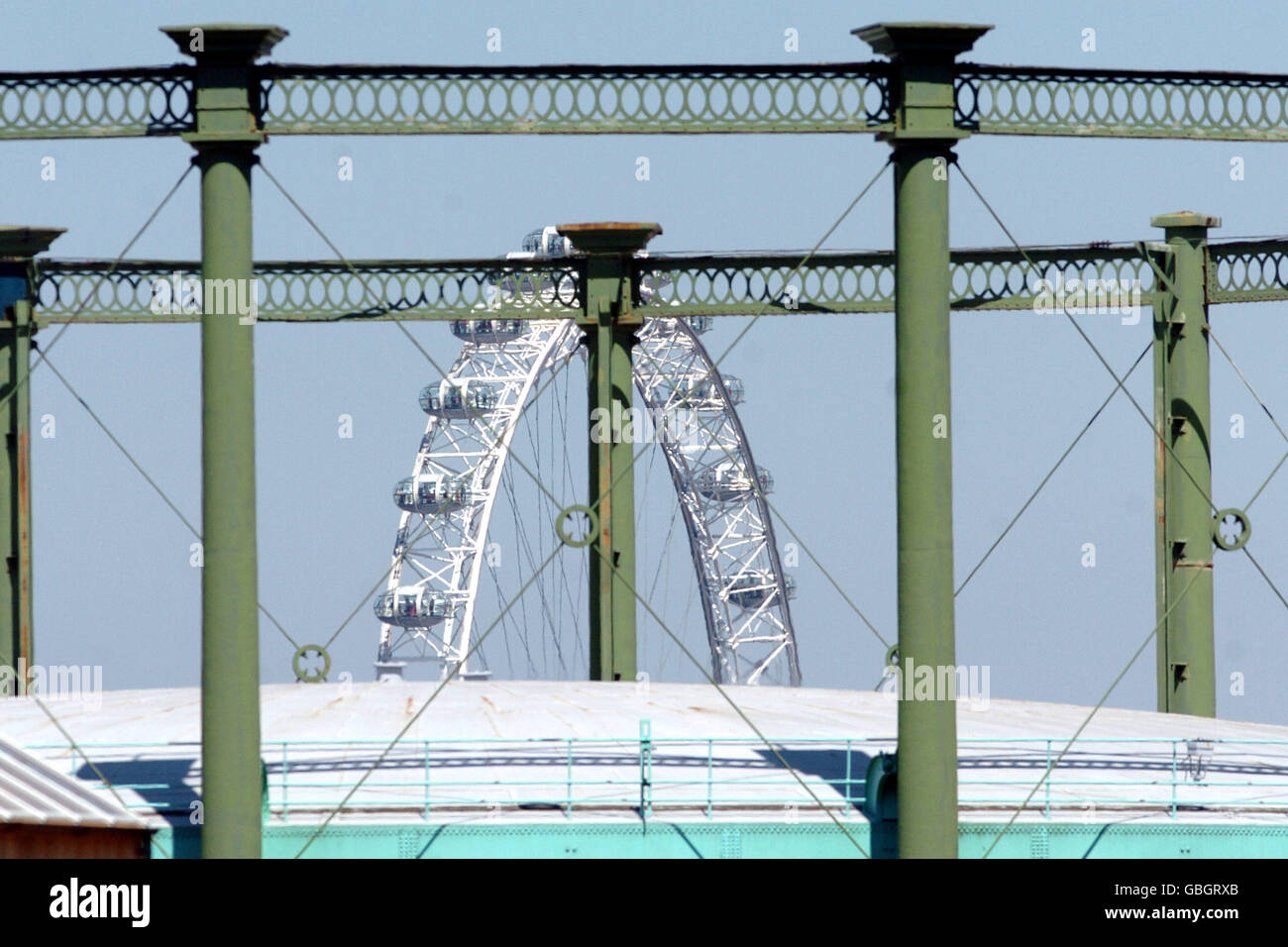Cricket - Frizzell County Championship - Divisione uno - Surrey / Middlesex. Vista del London Eye dal Brit Oval, sede del Surrey County Cricket Club Foto Stock